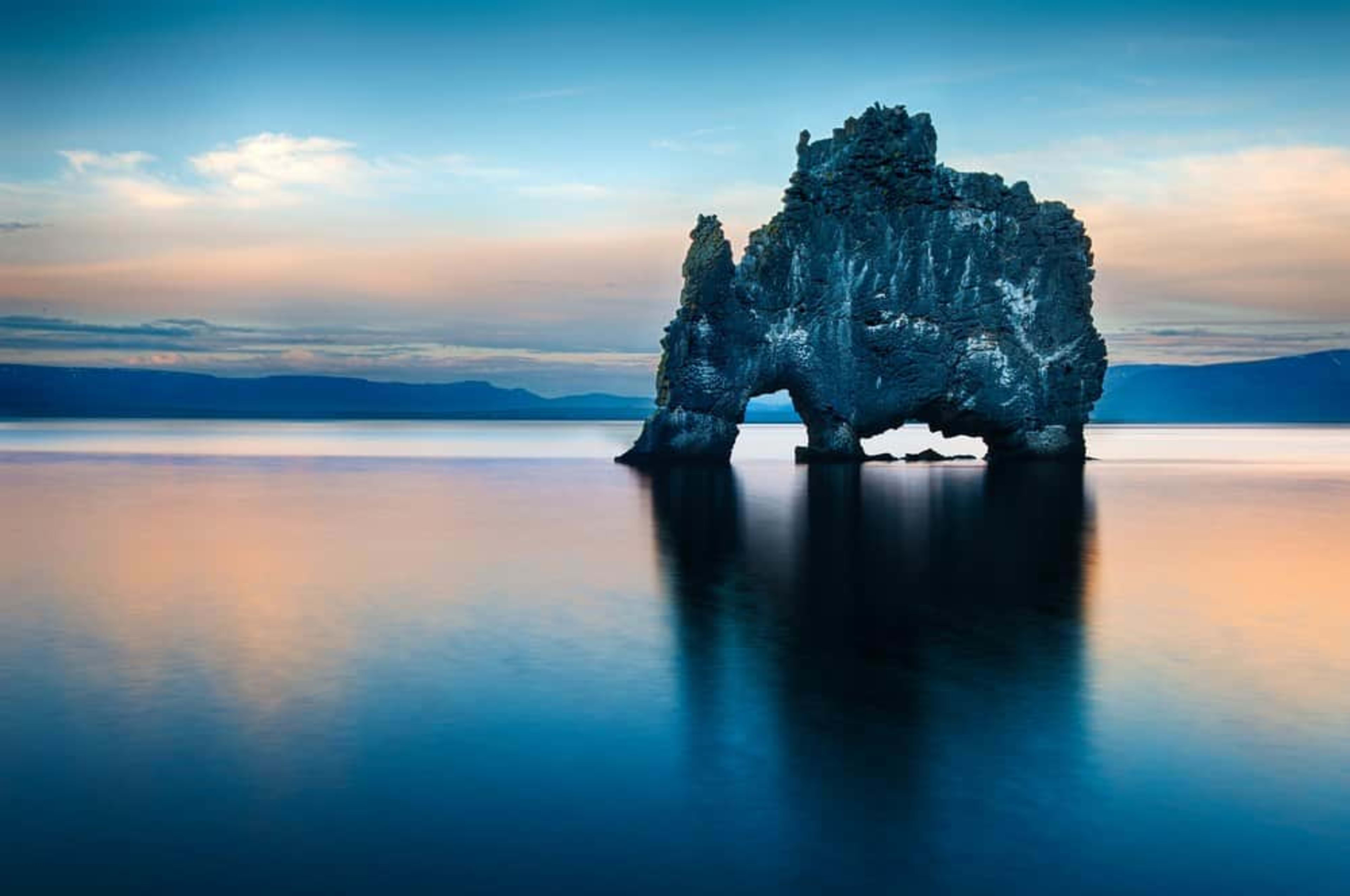 Hvítserkur, il troll di Vatnsnes pietrificato all’alba